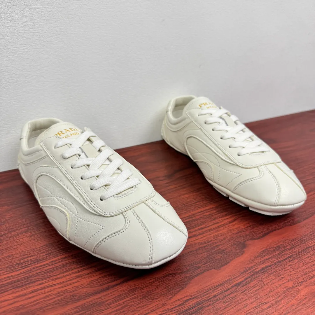 Batch 780 Prada/Prada Montecarlo Re-Edition 2005 Nappa sheepskin/nubuck leather sneakers, men's men's men's shoes for easy shipping! Featuring an antique finish, these sneakers combine style and comfort in a sophisticated and innovative design. The silhouette inspired by driving shoes is soft and flexible, and the deconstructed sole gives it a lightweight look and smooth aesthetic. Prominent top stitching enhances the sporty soul of this hybrid sneaker. It is paired with a lightweight and flexible rubber sole, a visible convex sole pattern embellishment, and a wrapped insole. The whole package! Size: 39-40-41-42-43-44 Leather shoe size Item number: 4E1165 Sheepskin white